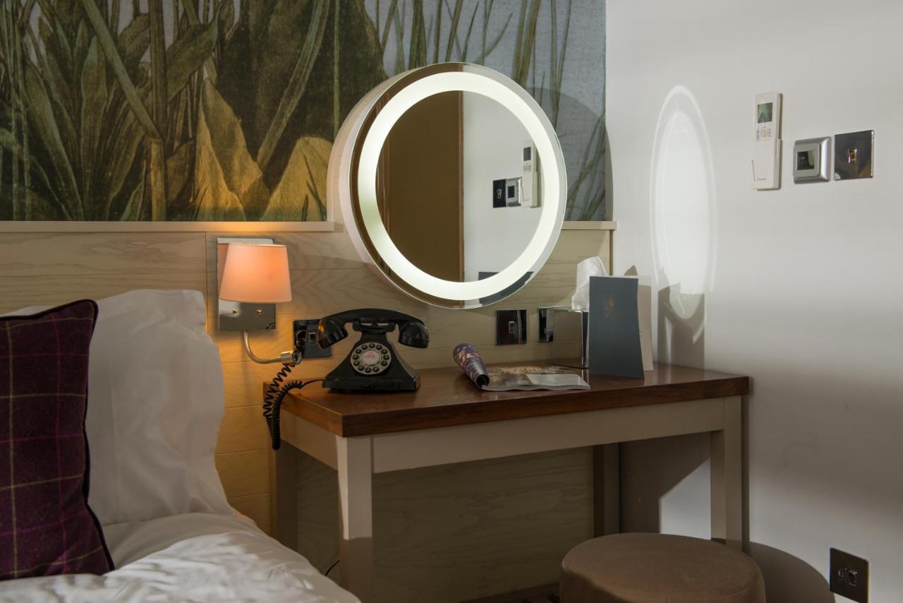 Judge'S Lodging York Exterior photo A circular mirror with a light ring